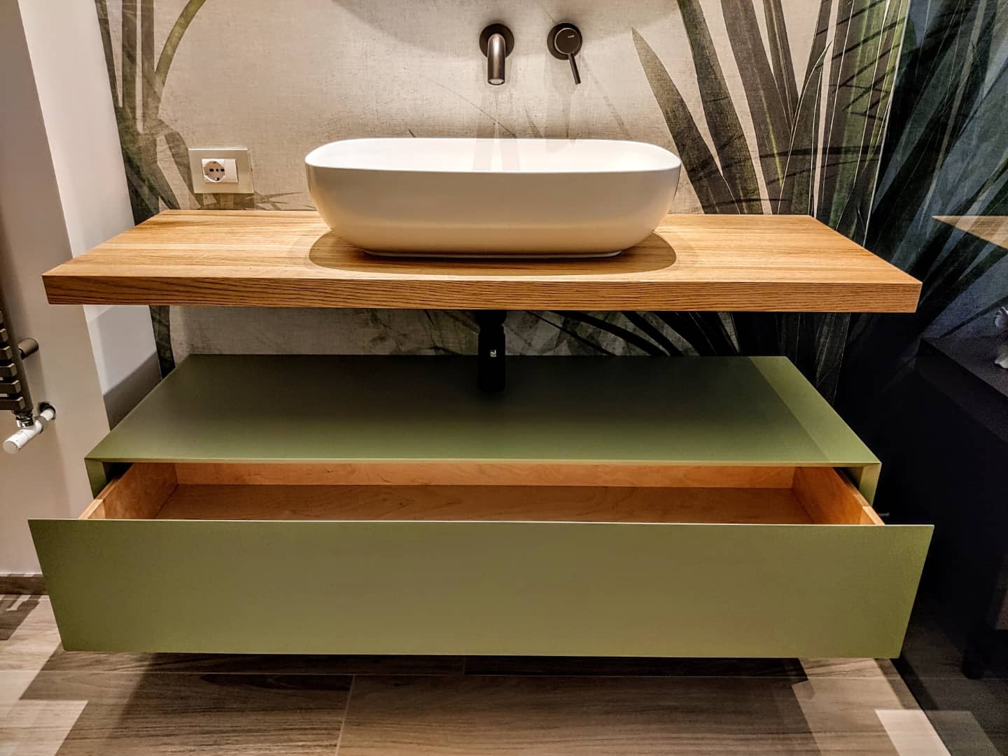 2. Mobile bagno con cassetto sospeso e mensola in legno di rovere sospesa