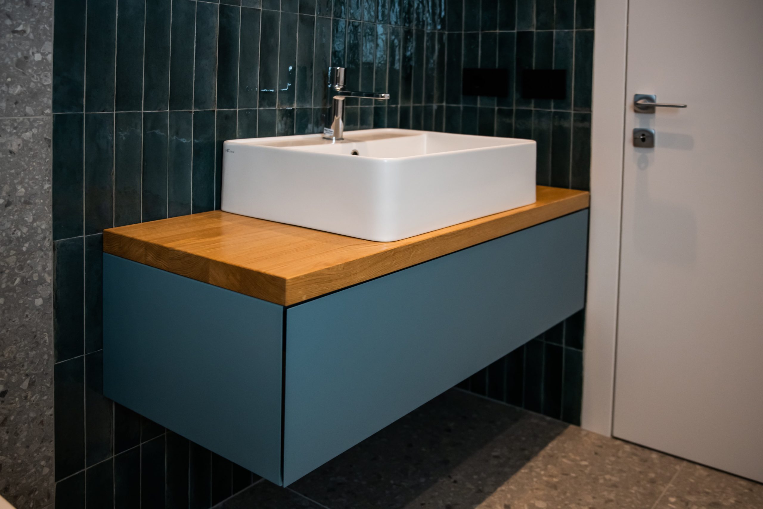 2. Mobile bagno sospeso con cassetto laccato e mensola in rovere-min