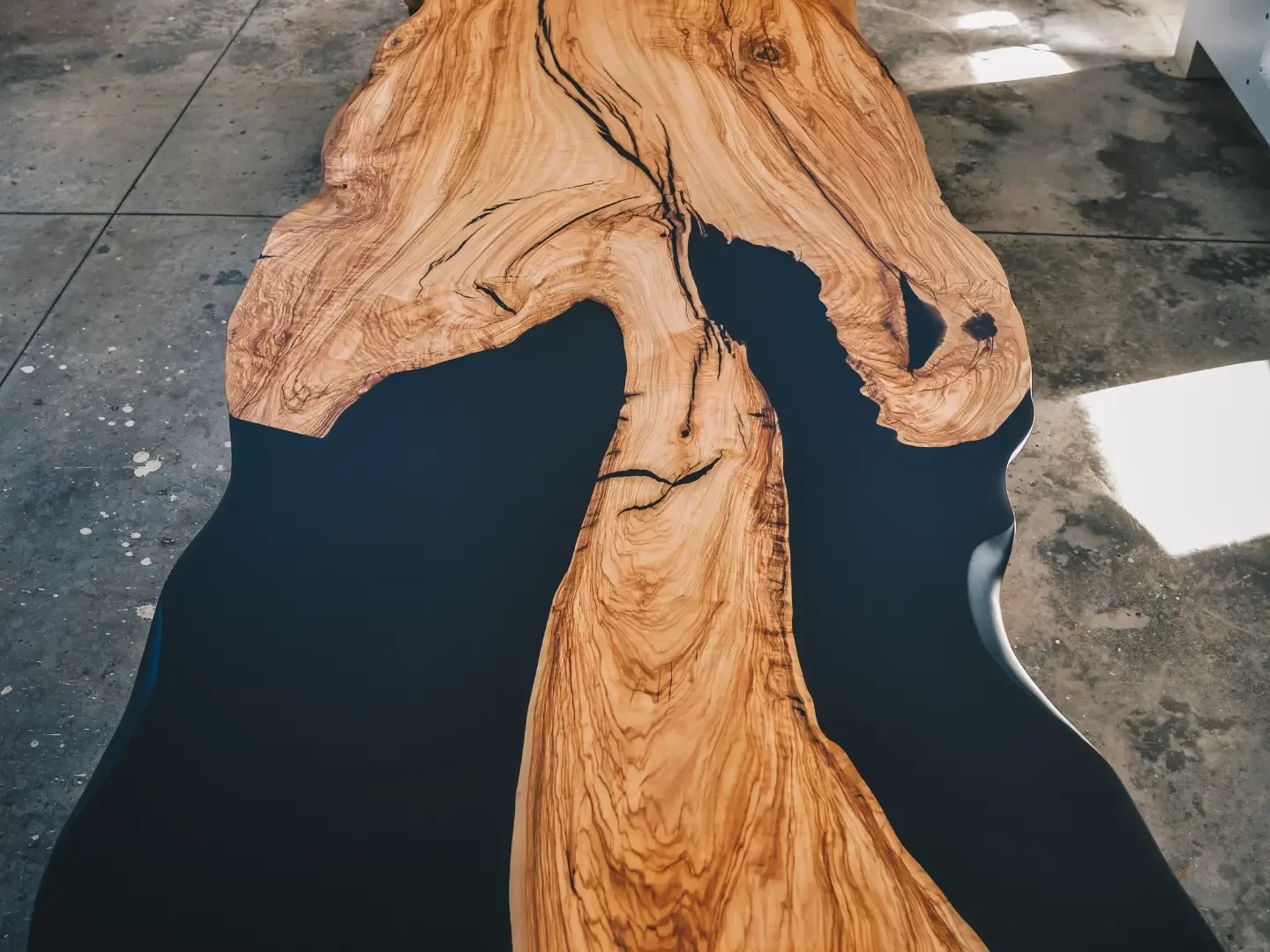 1. Tavolo in legno di ulivo e resina nera