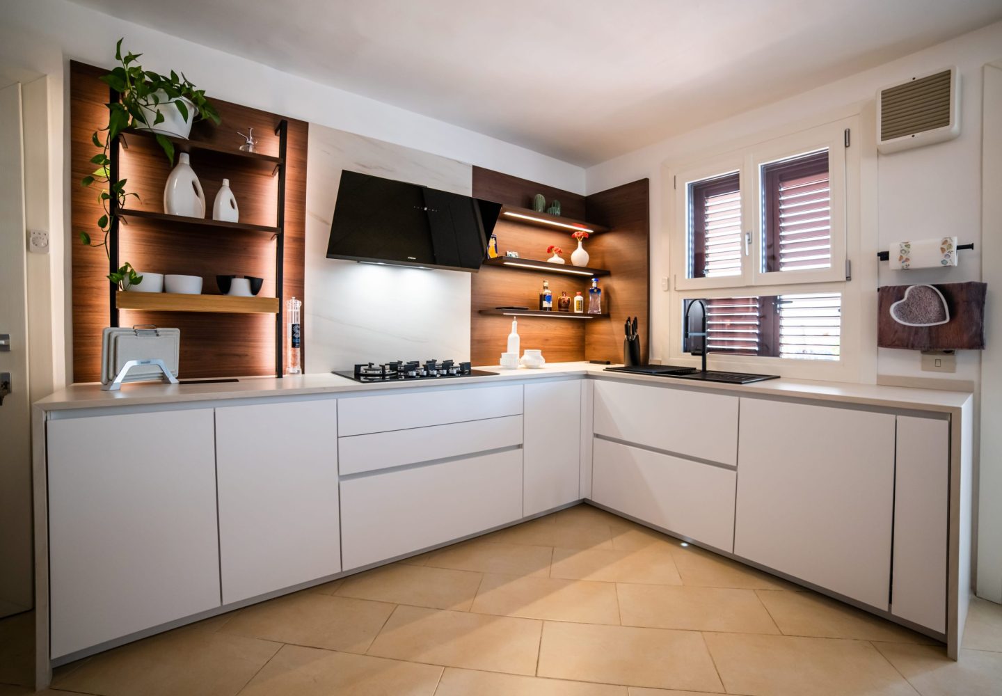 17. Cucina con ante laccate bianco opaco e pareti boiserie in noce canaletto-min