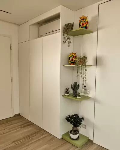 1. Armadio d_ingresso da pavimento a soffitto con ante laccate e mensole a giorno_