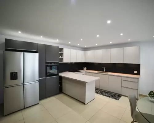 1. Cucina con ante colore grigio seta e grigio vulcano con top in laminato