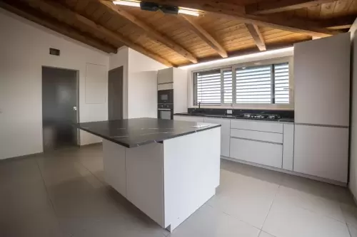 1. Cucina laccata grigio seta con top in gres-min