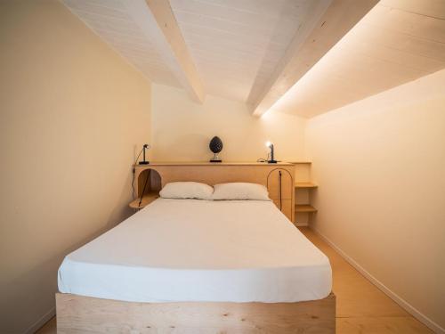1. Letto in multistrato di betulla con comodini integrati sulla testata