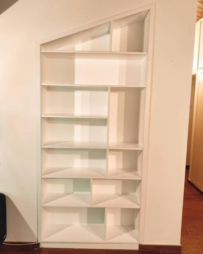1. Libreria laccata bianco opaco realizzata all_interno di una nicchia