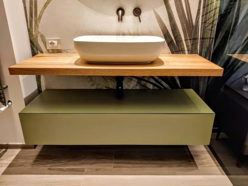 1. Mobile bagno con cassetto sospeso e mensola in legno di rovere sospesa