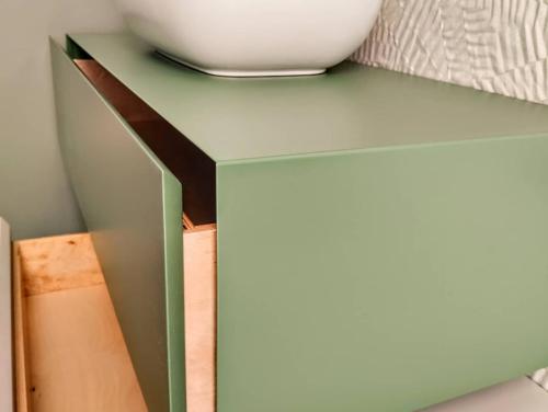 1. Mobile bagno con cassettoni sospesi sfalsati laccati su campione