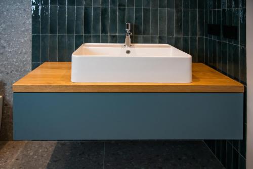 Mobile bagno sospeso con cassetto laccato e mensola in rovere