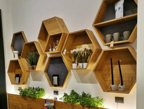 1. Parete con esagoni sospesi in rovere