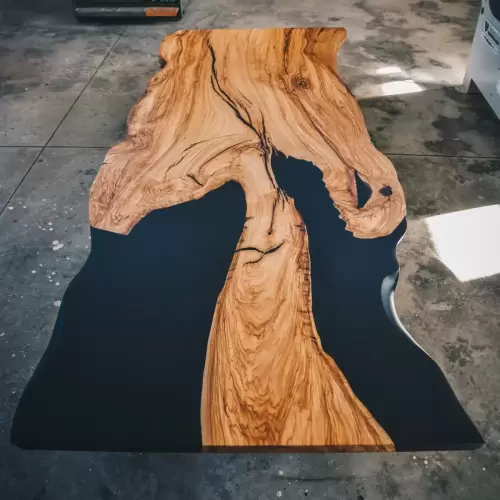 1. Tavolo in legno di ulivo e resina nera