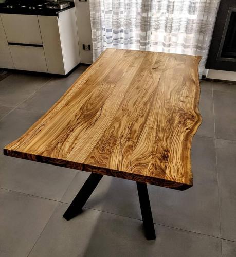 1. Tavolo in legno di ulivo e struttura in ferro_