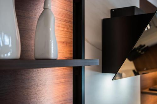 11. Cucina con ante laccate bianco opaco e pareti boiserie in noce canaletto-min