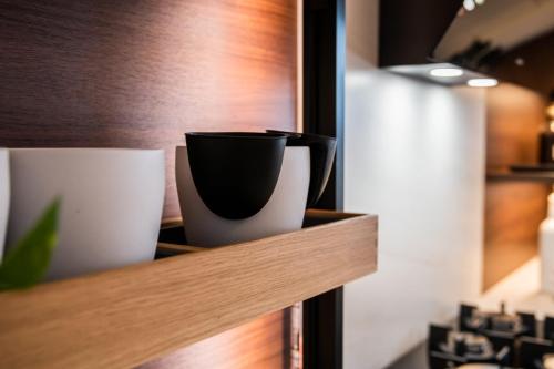 12. Cucina con ante laccate bianco opaco e pareti boiserie in noce canaletto-min