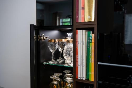 15. Cucina con ante laccate bianco opaco e pareti boiserie in noce canaletto-min