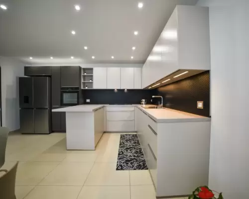 2. Cucina con ante colore grigio seta e grigio vulcano con top in laminato