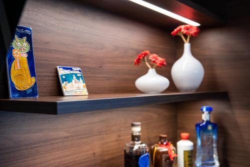2. Cucina con ante laccate bianco opaco e pareti boiserie in noce canaletto-min