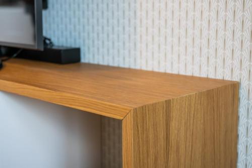 2. Mobile TV sospeso con rivestimento in rovere e ante laccate-min