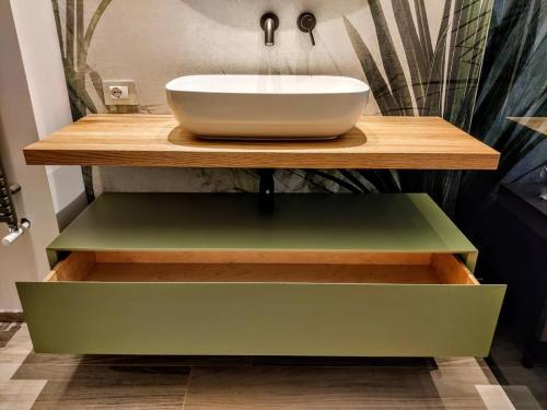 2. Mobile bagno con cassetto sospeso e mensola in legno di rovere sospesa