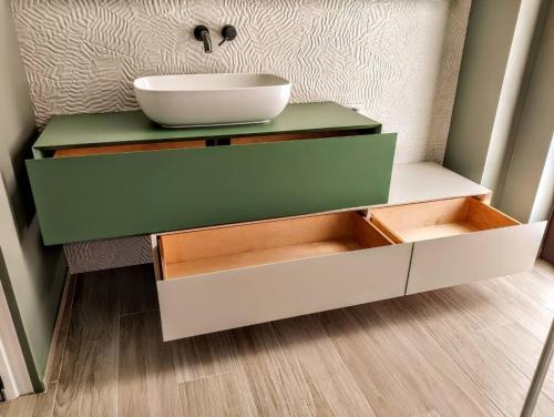 2. Mobile bagno con cassettoni sospesi sfalsati laccati su campione_