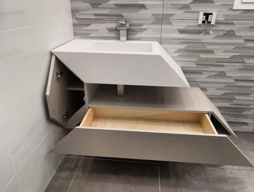 2. Mobile di bagno con struttura colore sera e lavabo in gres