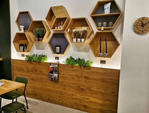 2. Parete con esagoni sospesi in rovere