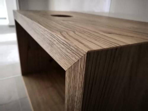 2. Parete con mensole in rovere_