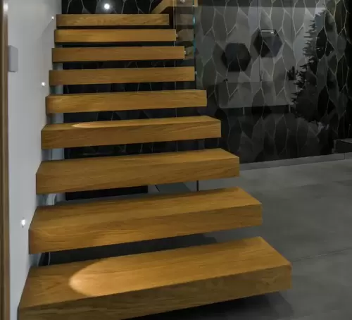 2. Scala a sbalzo in rovere
