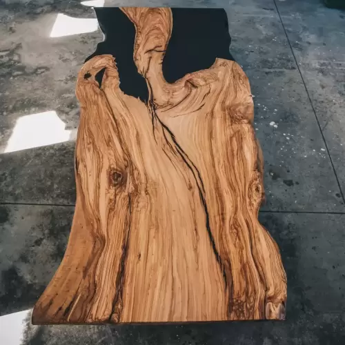 2. Tavolo in legno di ulivo e resina nera