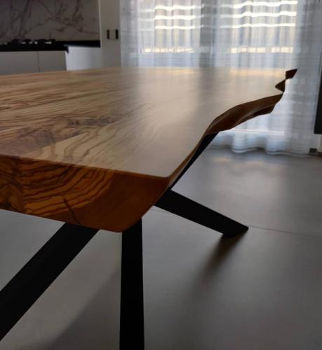 2. Tavolo in legno di ulivo e struttura in ferro_