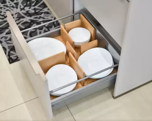 3. Cucina con ante colore grigio seta e grigio vulcano con top in laminato