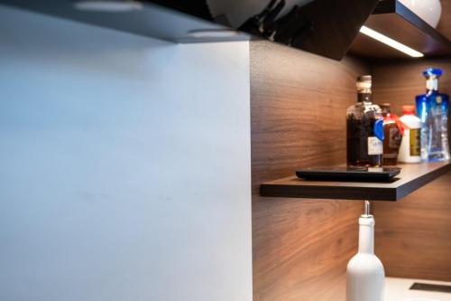 3. Cucina con ante laccate bianco opaco e pareti boiserie in noce canaletto-min