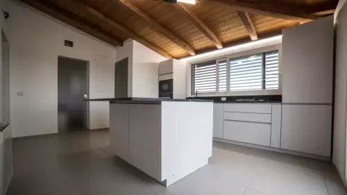 3. Cucina laccata grigio seta con top in gres-min