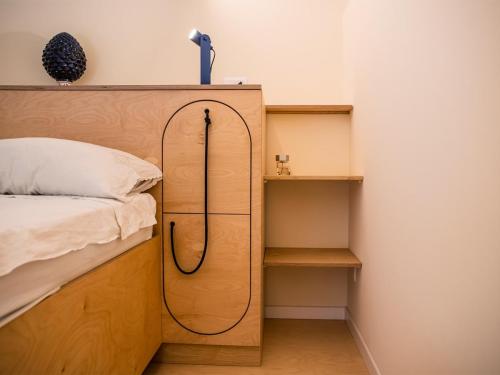 3. Letto in multistrato di betulla con comodini integrati sulla testata
