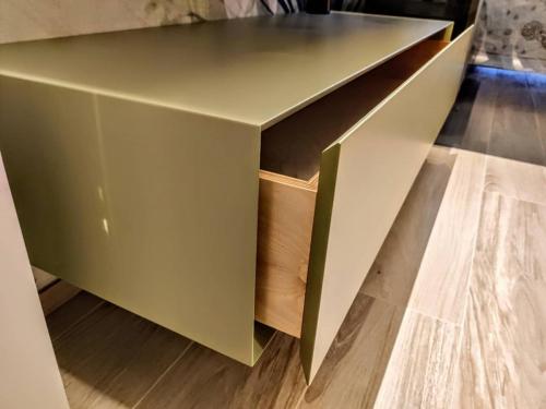 3. Mobile bagno con cassetto sospeso e mensola in legno di rovere sospesa