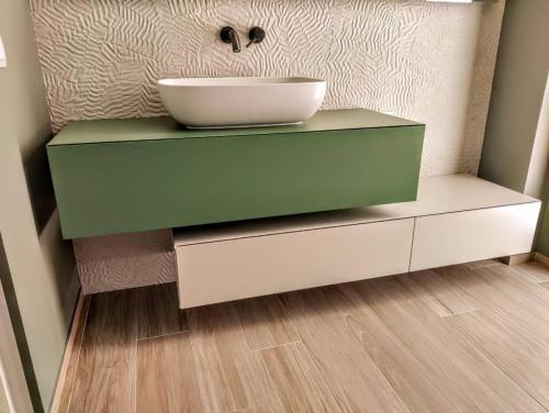 3. Mobile bagno con cassettoni sospesi sfalsati laccati su campione_