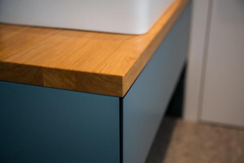 3. Mobile bagno sospeso con cassetto laccato e mensola in rovere-min