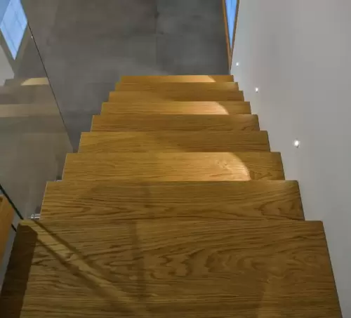 3. Scala a sbalzo in rovere