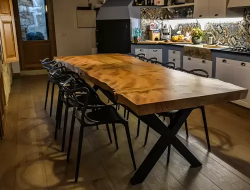 Tavolo in cedro del libano e struttura in ferro