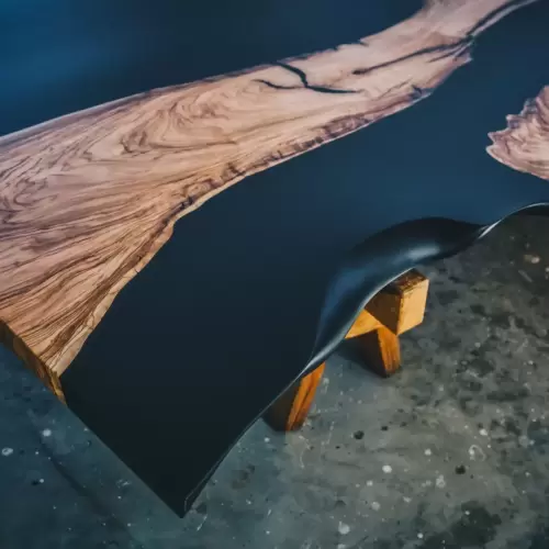 3. Tavolo in legno di ulivo e resina nera