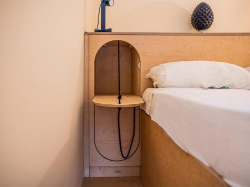 Letto in multistrato di betulla con comodini integrati sulla testata