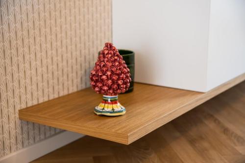 Mobile TV sospeso con rivestimento in rovere e ante laccate