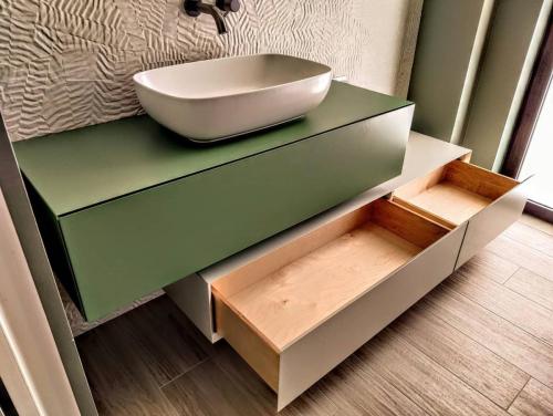 4. Mobile bagno con cassettoni sospesi sfalsati laccati su campione_