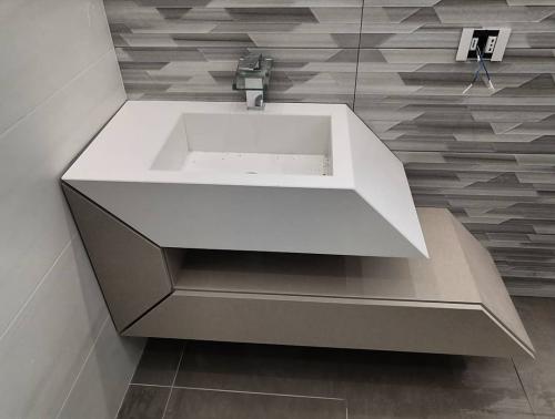 4. Mobile di bagno con struttura colore sera e lavabo in gres