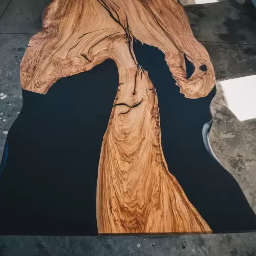 4. Tavolo in legno di ulivo e resina nera