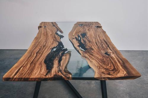 4. Tavolo in legno di ulivo e resina trasparente con struttura in ferro_