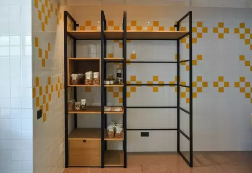 5. Espositori in rovere su misura_