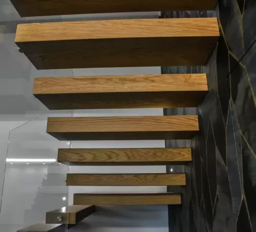 Scala a sbalzo in rovere