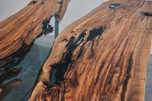 Tavolo in legno di ulivo e struttura in ferro
