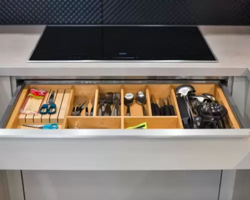 6. Cucina con ante colore grigio seta e grigio vulcano con top in laminato