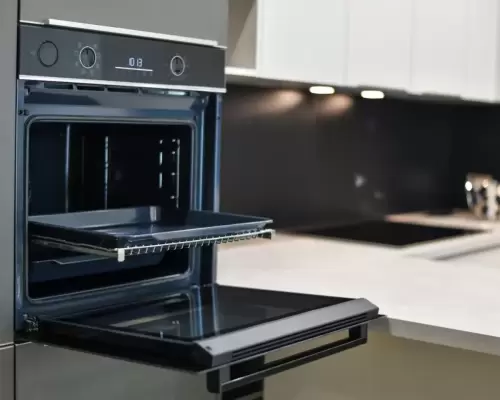 7. Cucina con ante colore grigio seta e grigio vulcano con top in laminato